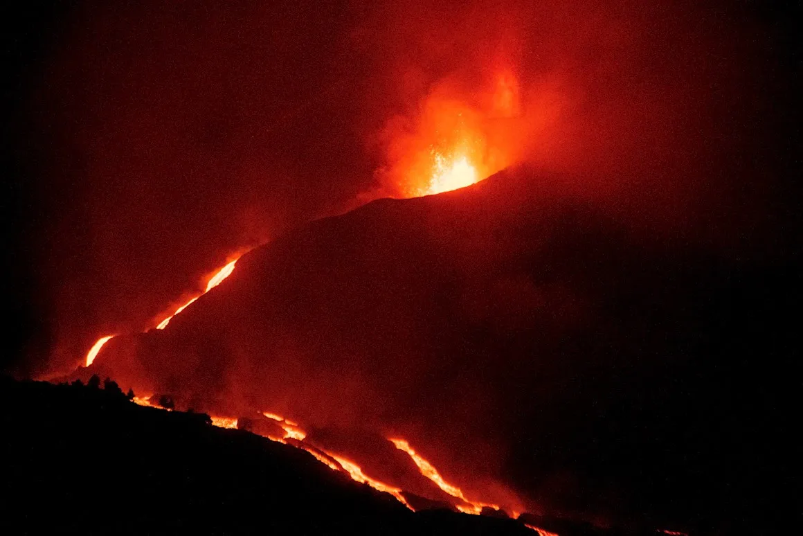 Lava de las coladas fluye lenta mientras sigue actividad sísmica en La Palma