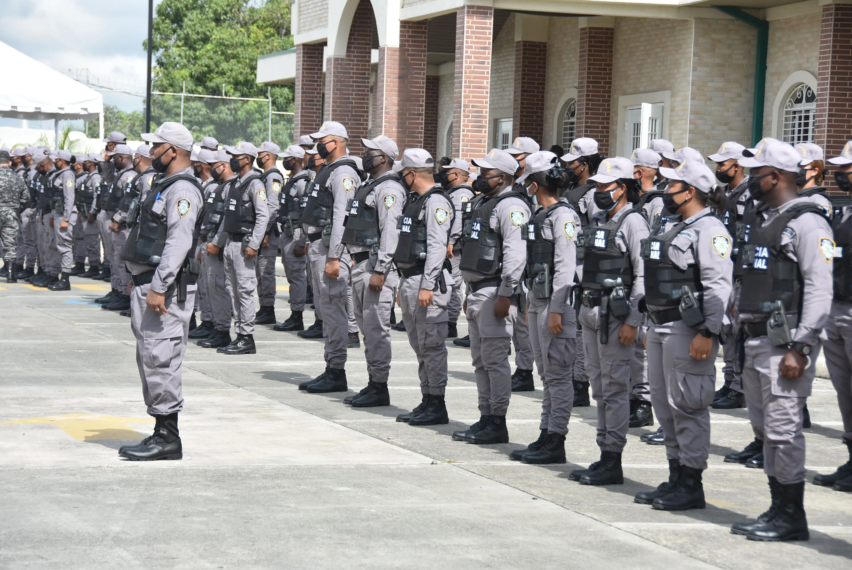 Abinader asciende a 9 mil 765 policías