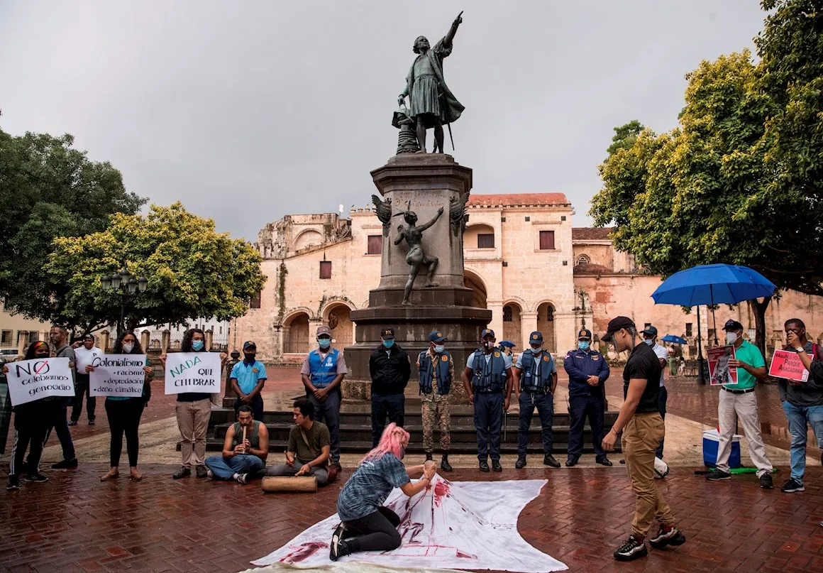 Imágenes de la protesta para pedir retirada de estatua de Colón frente a la Catedral