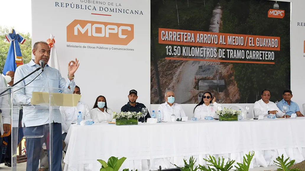 MOPC construye y reconstruye varias carreteras en María Trinidad Sánchez