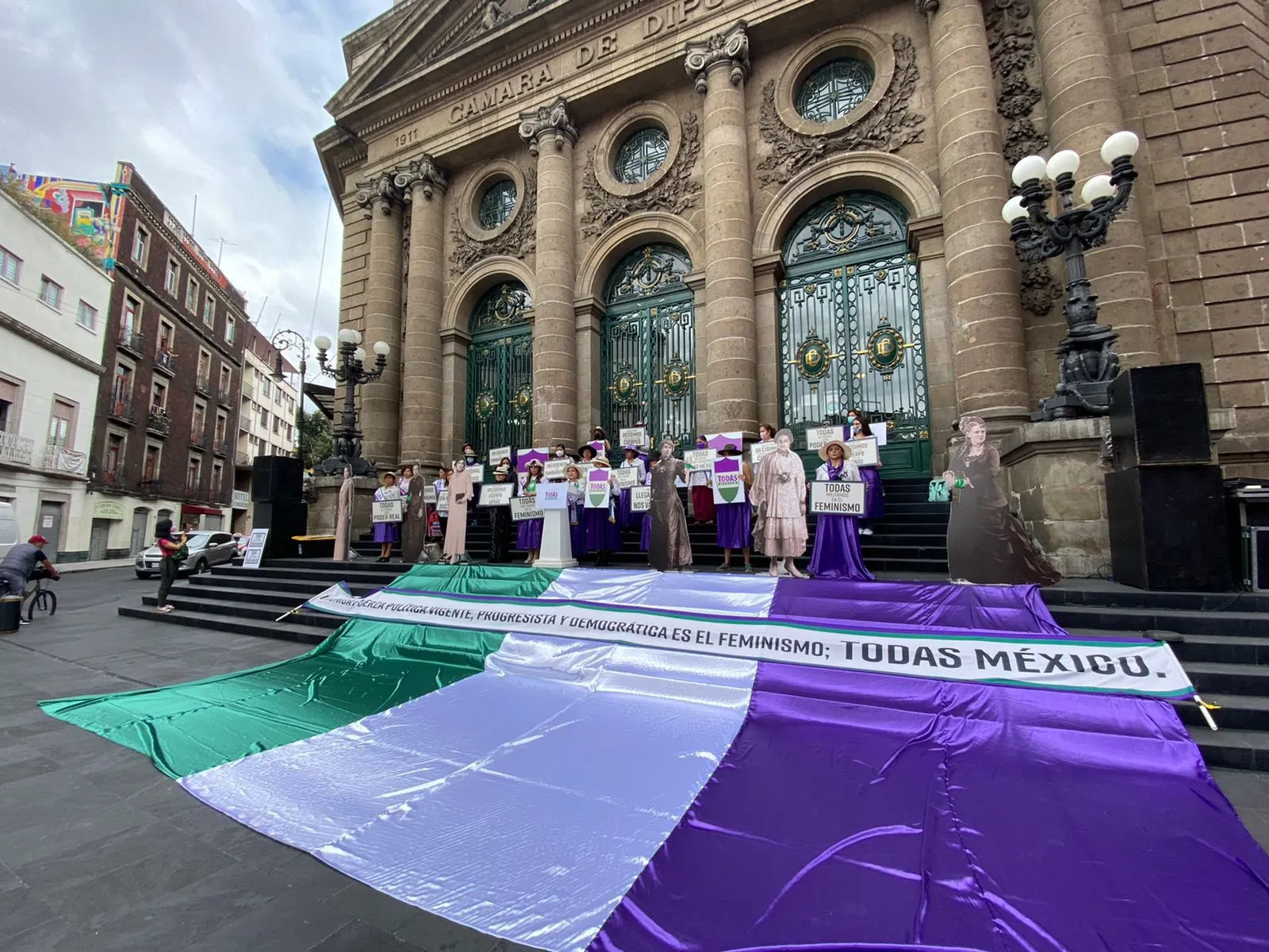 Feministas lanzan la fuerza política Todas México ante violencia y pobreza