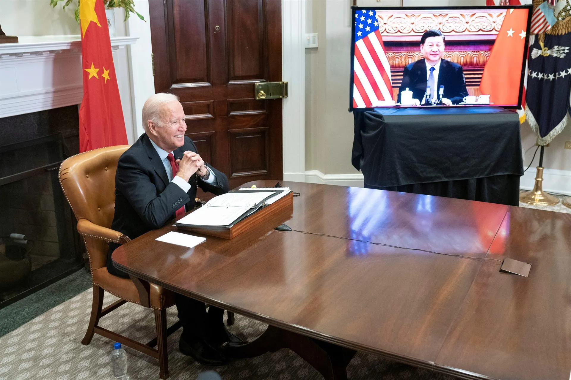 Xi pide a Biden desarrollar relaciones 