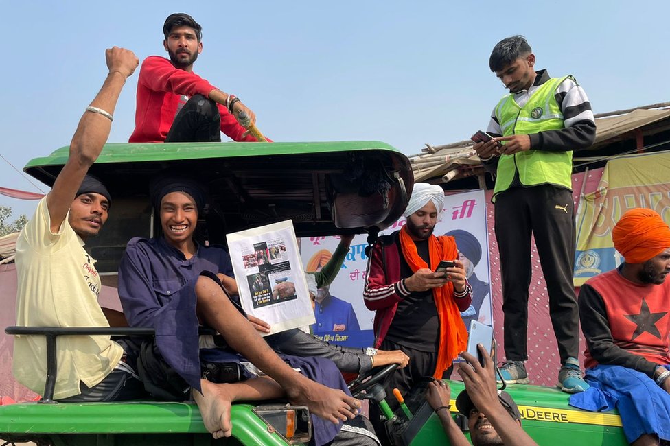 India: Modi deroga controvertidas reformas tras un año de protestas de agricultores