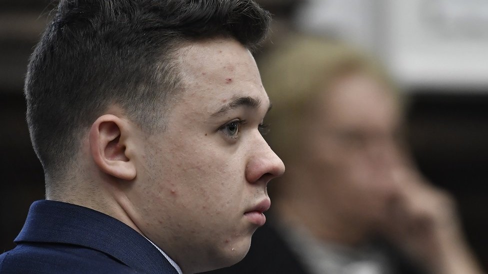 Kyle Rittenhouse: por qué la absolución del joven que mató a dos personas durante unas protestas por justicia racial divide tanto a Estados Unidos