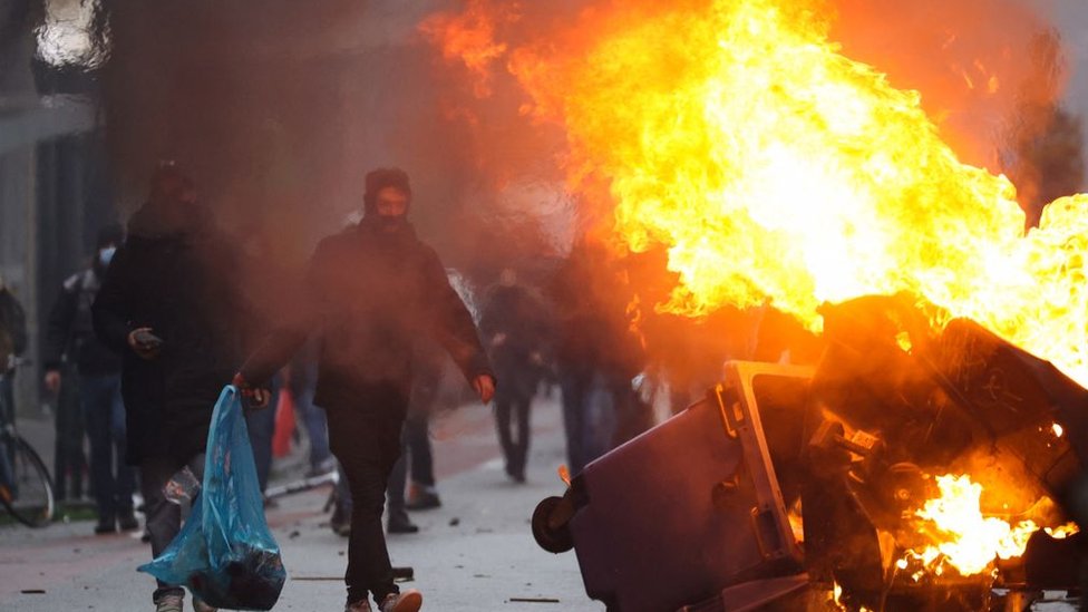 Coronavirus: violentas y masivas protestas en toda Europa por las nuevas restricciones contra la covid-19