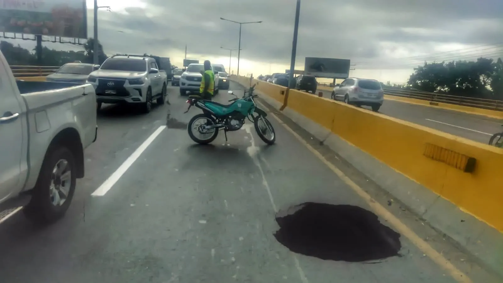 Agujero afecta elevado del kilómetro 12 de la autopista Duarte