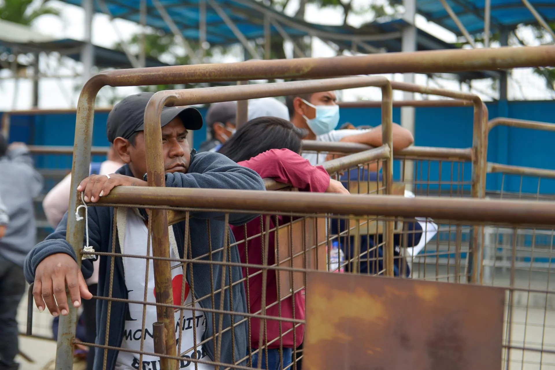 Temor y alivio en primer día de eliminación de mascarillas en Ecuador