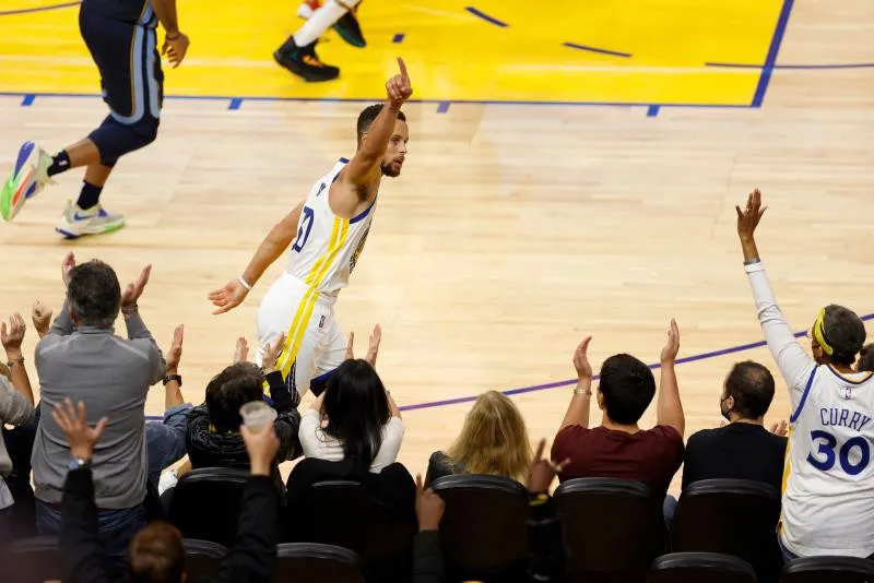 Curry anota 40 puntos y Warriors arrollan a Bulls