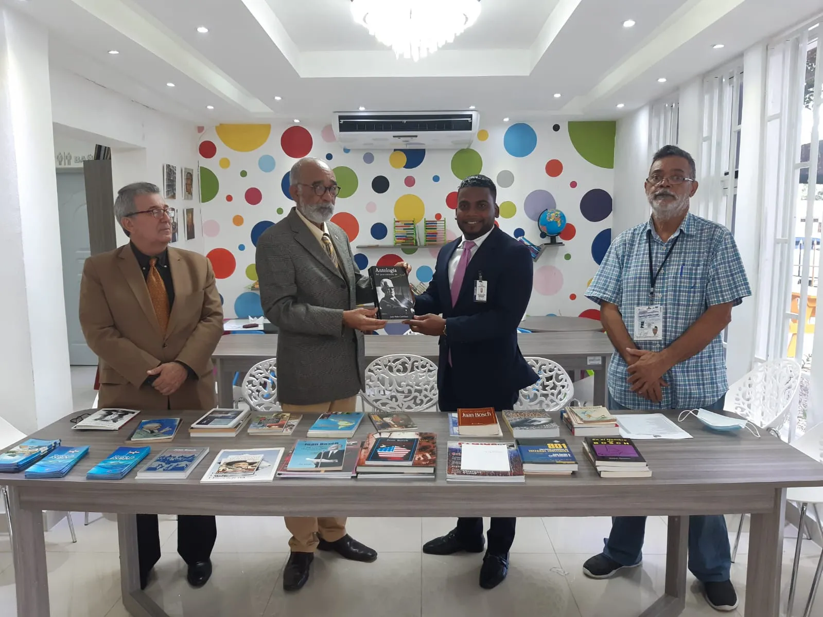 Bibloteca Nacional entrega libros en Higüey