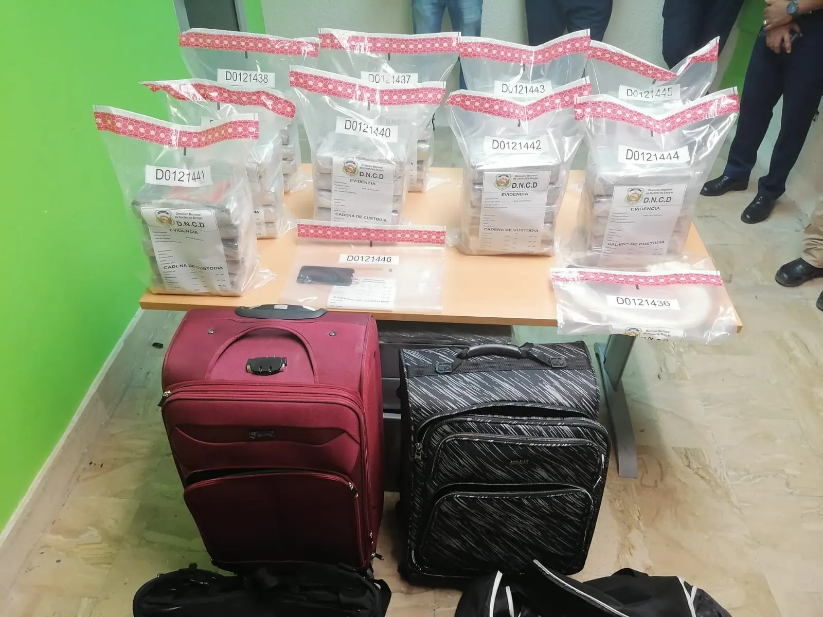 Autoridades decomisan 45 paquetes de droga en el aeropuerto de Punta Cana
