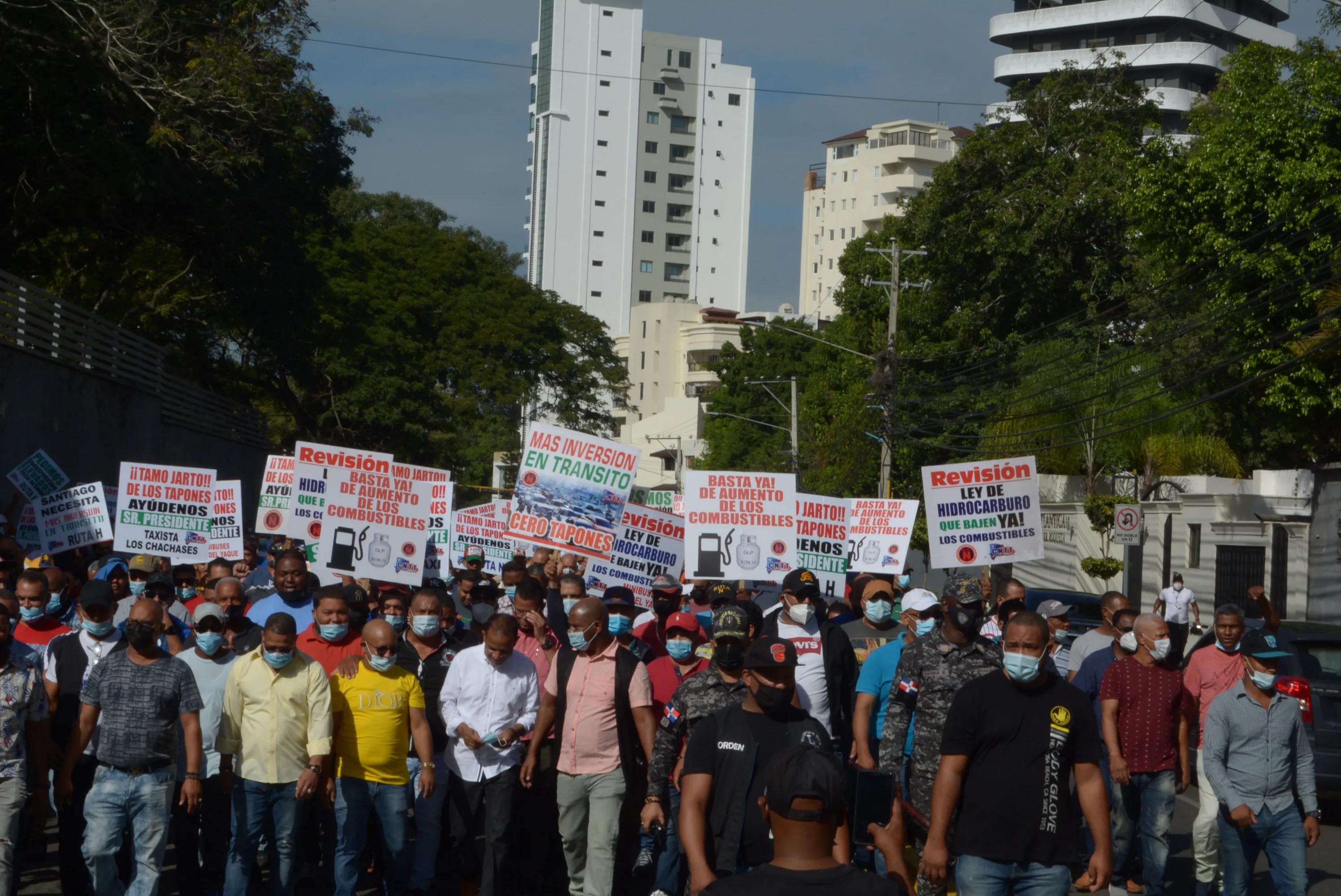Transportistas marchan para exigir rebaja de precios de combustibles