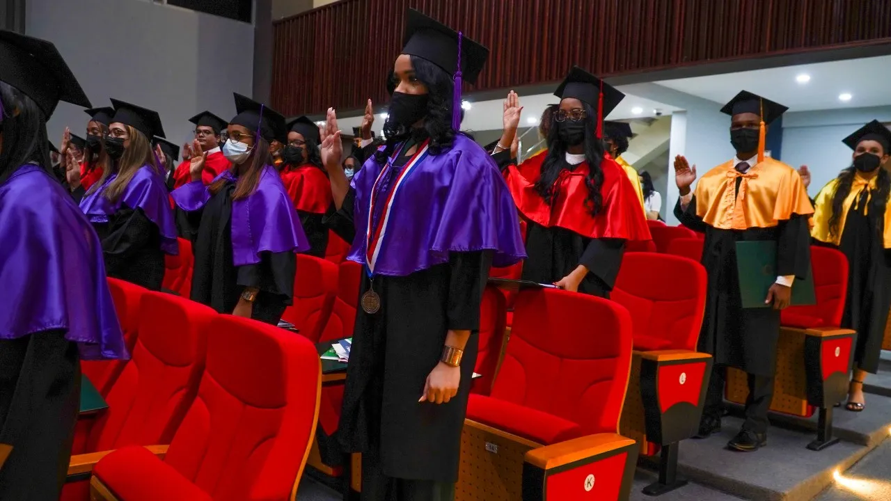 Abinader asiste a graduación de 762 profesionales de la UNPHU
