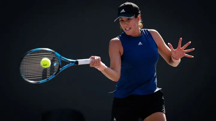 Muguruza gana y sigue viva en la WTA Finals