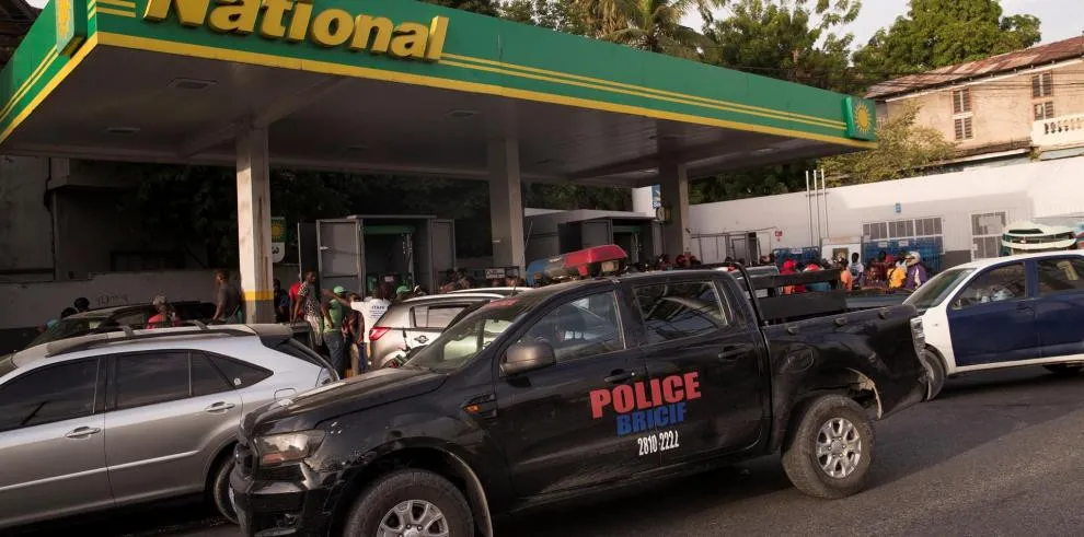 Haitianos abarrotan estaciones de combustibles luego de cierre forzoso
