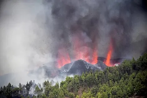 Lava del volcán en La Palma sigue destruyéndolo todo