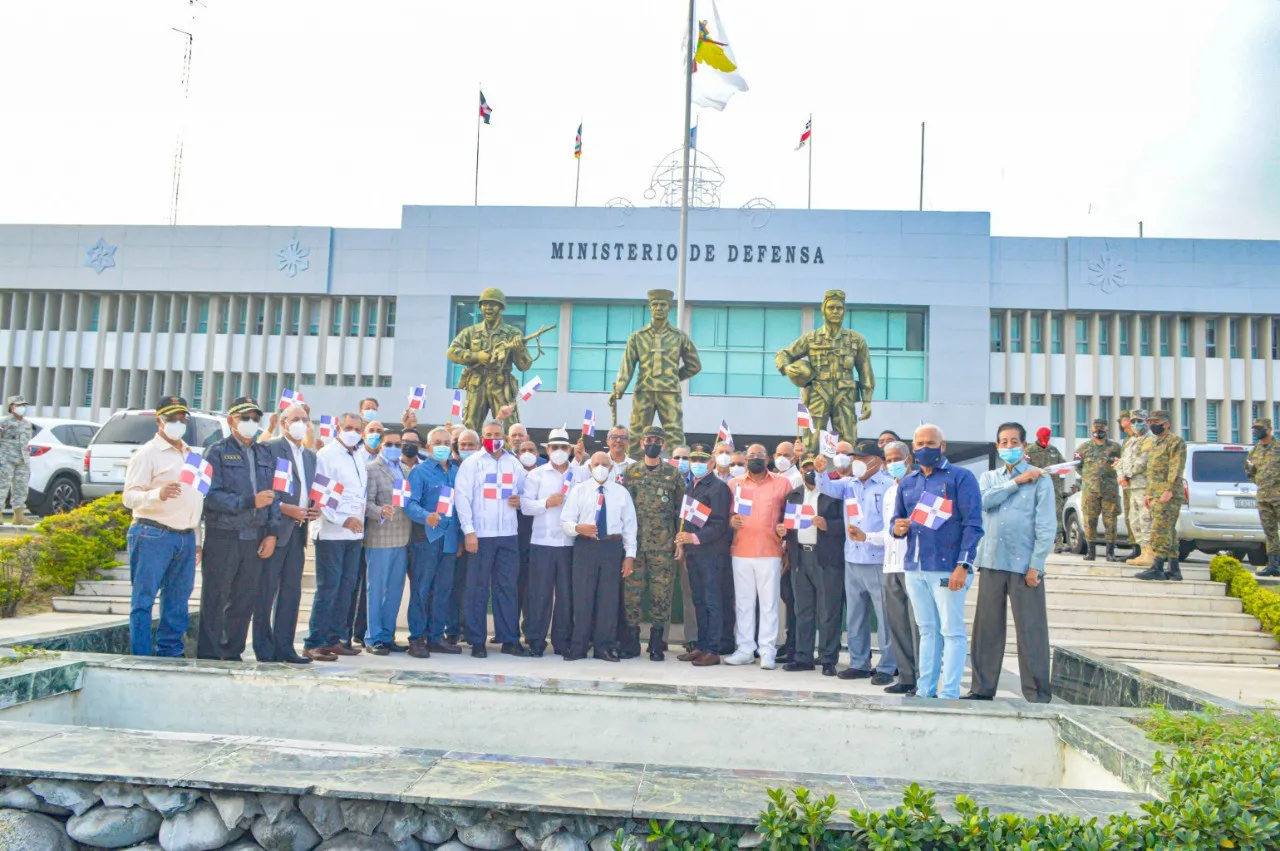 Militares retirados acuden a tradicional ceremonia de Izada de Banderas