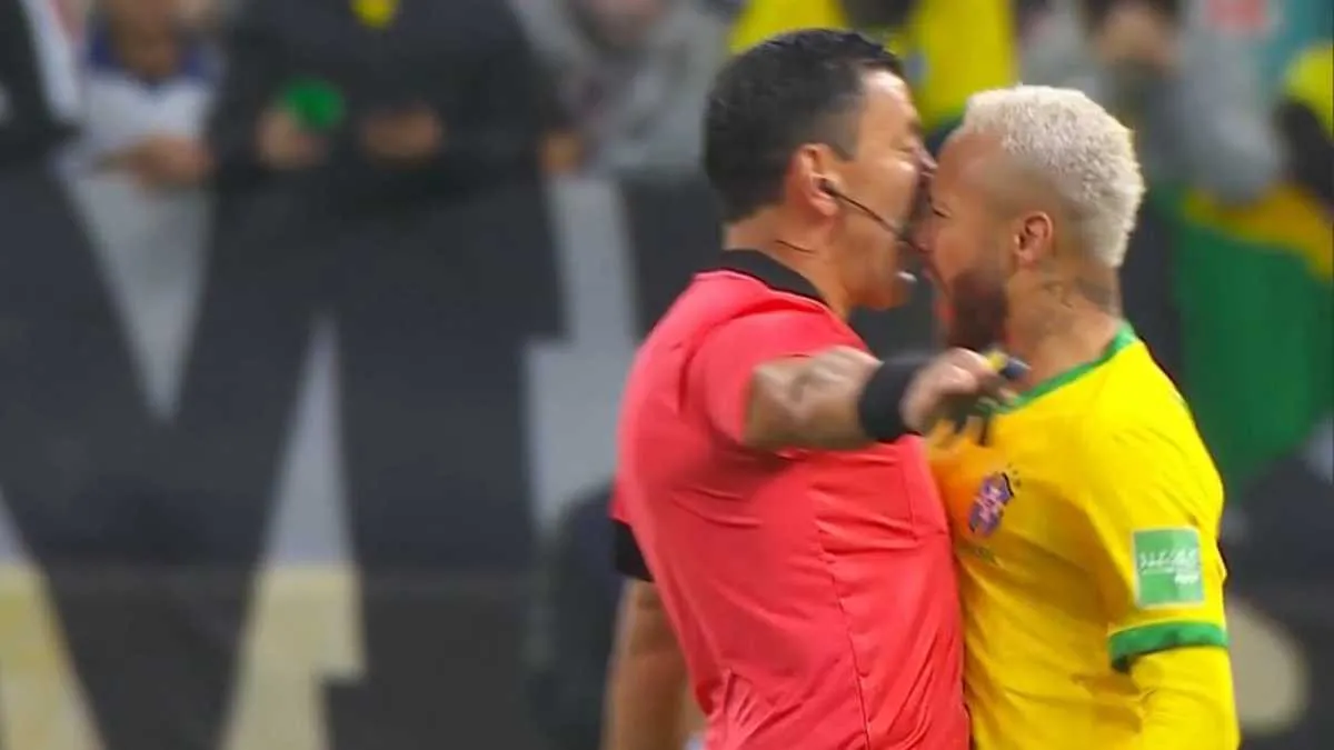No castigar prepotencia de Neymar le cuesta caro a árbitro chileno