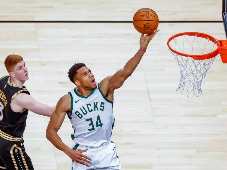 Nueva exhibición de Antetokounmpo en victoria de los Bucks