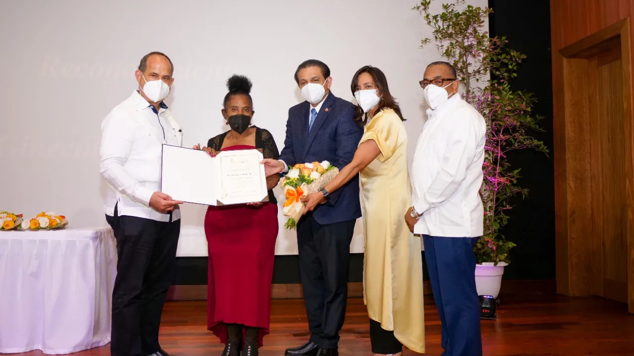 Sociedad Dominicana de Obstetricia y Ginecología reconoce seis ginecólogas