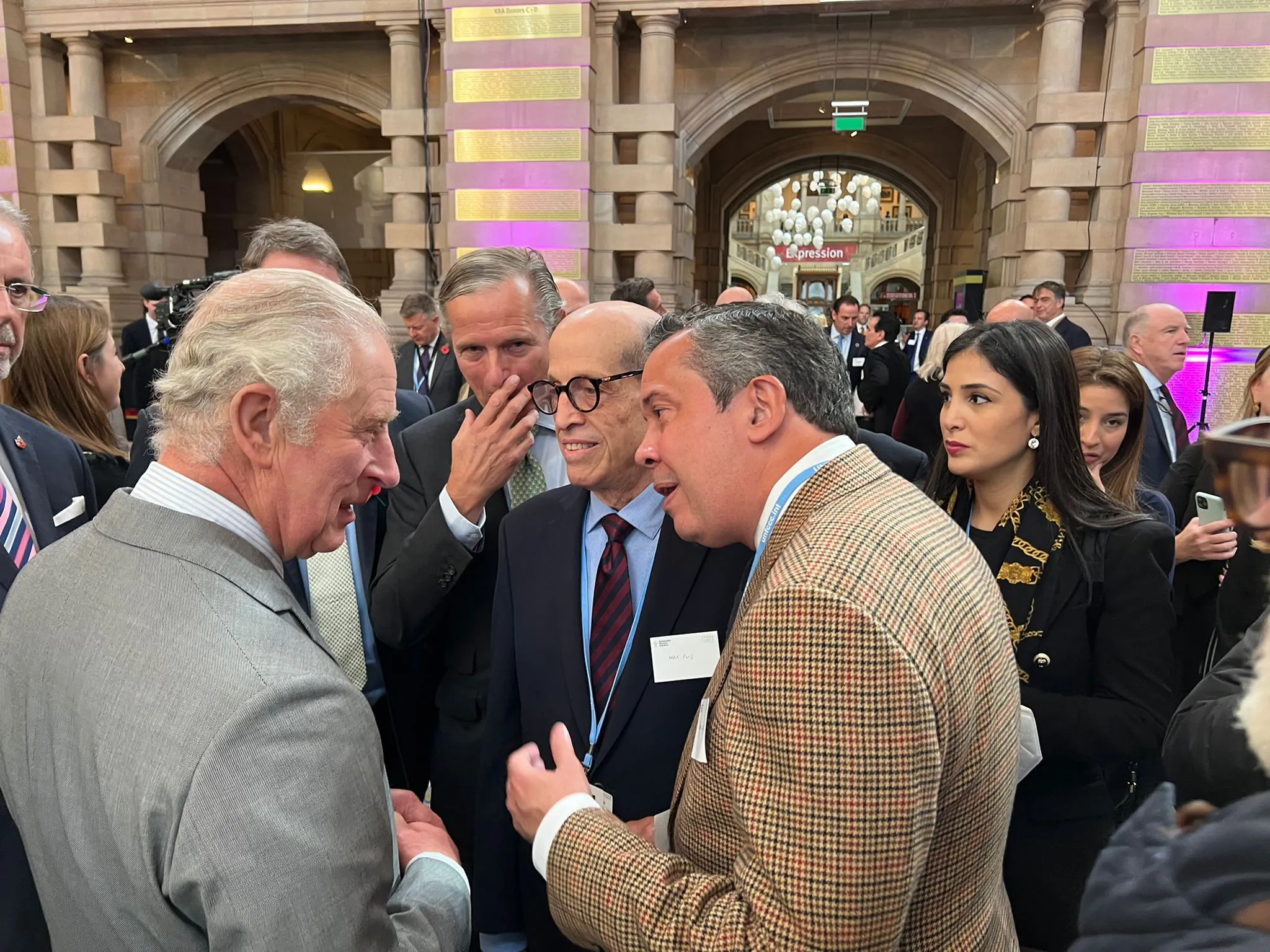 Jorge Mera se reúne con príncipe Carlos para impulsar transición energética del país