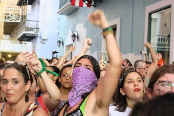 Mujeres protestan ante aumento de los feminicidios en Puerto Rico