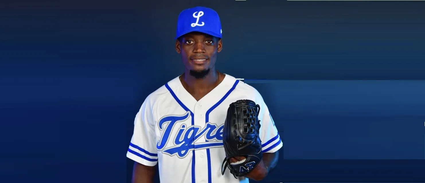 El lanzador del Licey Robinson Leyer estable tras sufrir accidente