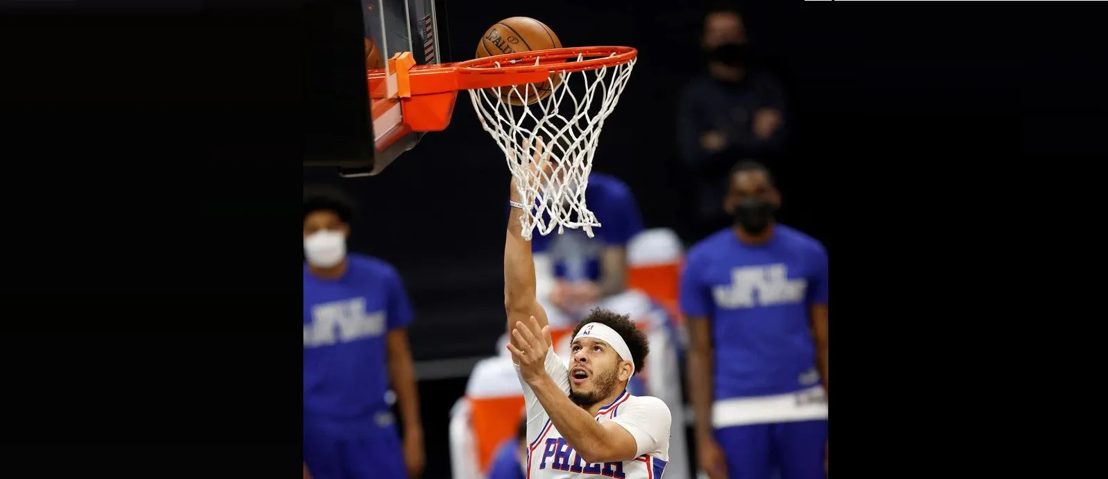 Seth Curry y Maxey mantienen ganadores a Sixers ante los Pistons