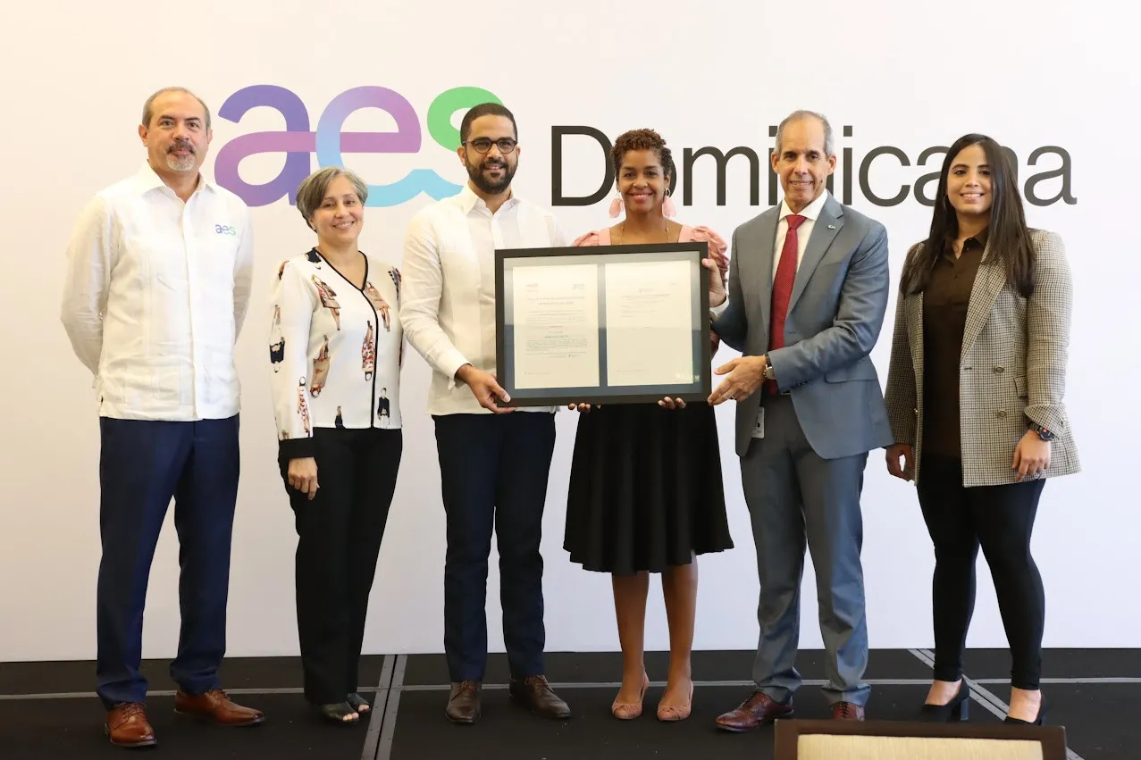 AES Dominicana entrega certificados de créditos de carbono a 42 empresas