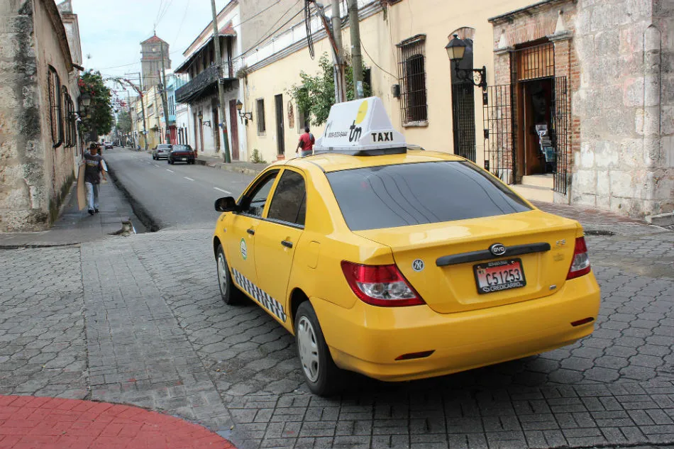 Confederación de Taxistas apoya que Uber opere a un kilómetro de hoteles