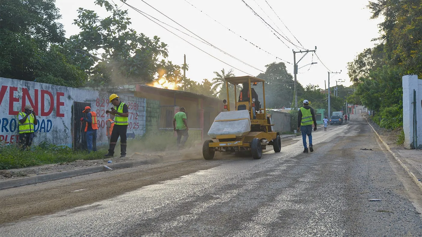 MOPC inicia trabajos de asfaltado en San Cristóbal