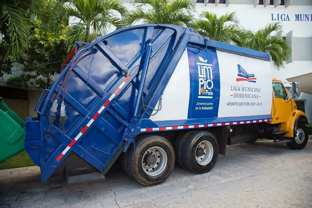 Liga Municipal entrega camiones a alcaldías del GSD