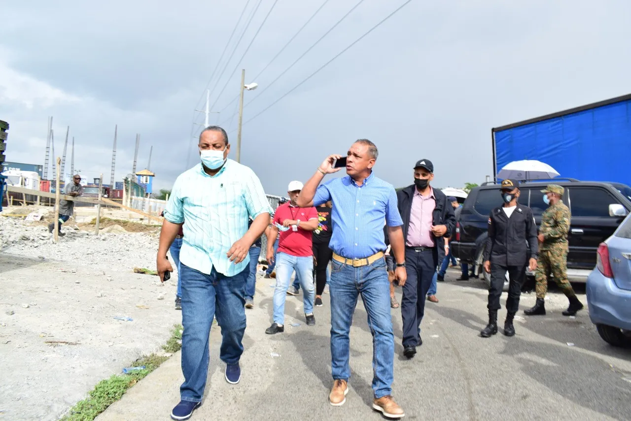 Alcalde Andújar interviene en instalación de parada en área pública