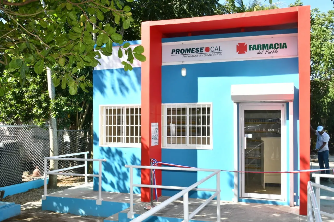 Promese/Cal inaugura dos Farmacias del Pueblo en Espaillat