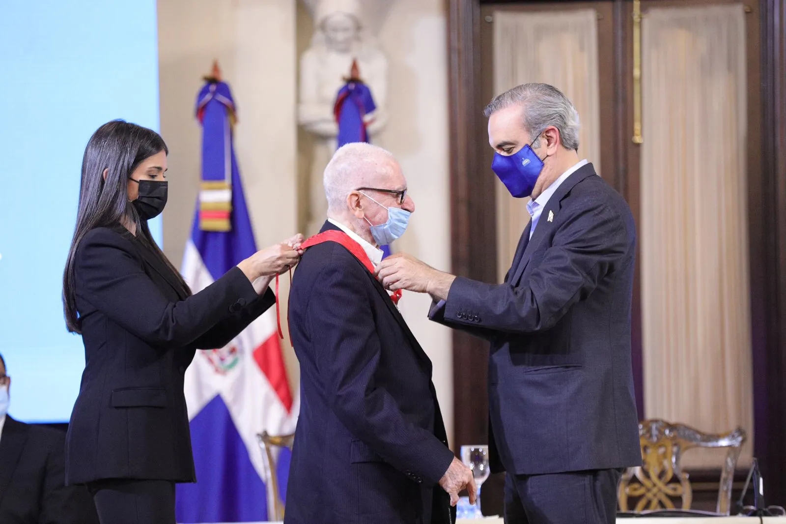 Abinader condecora al padre José Luis Sáez, escritor y educador