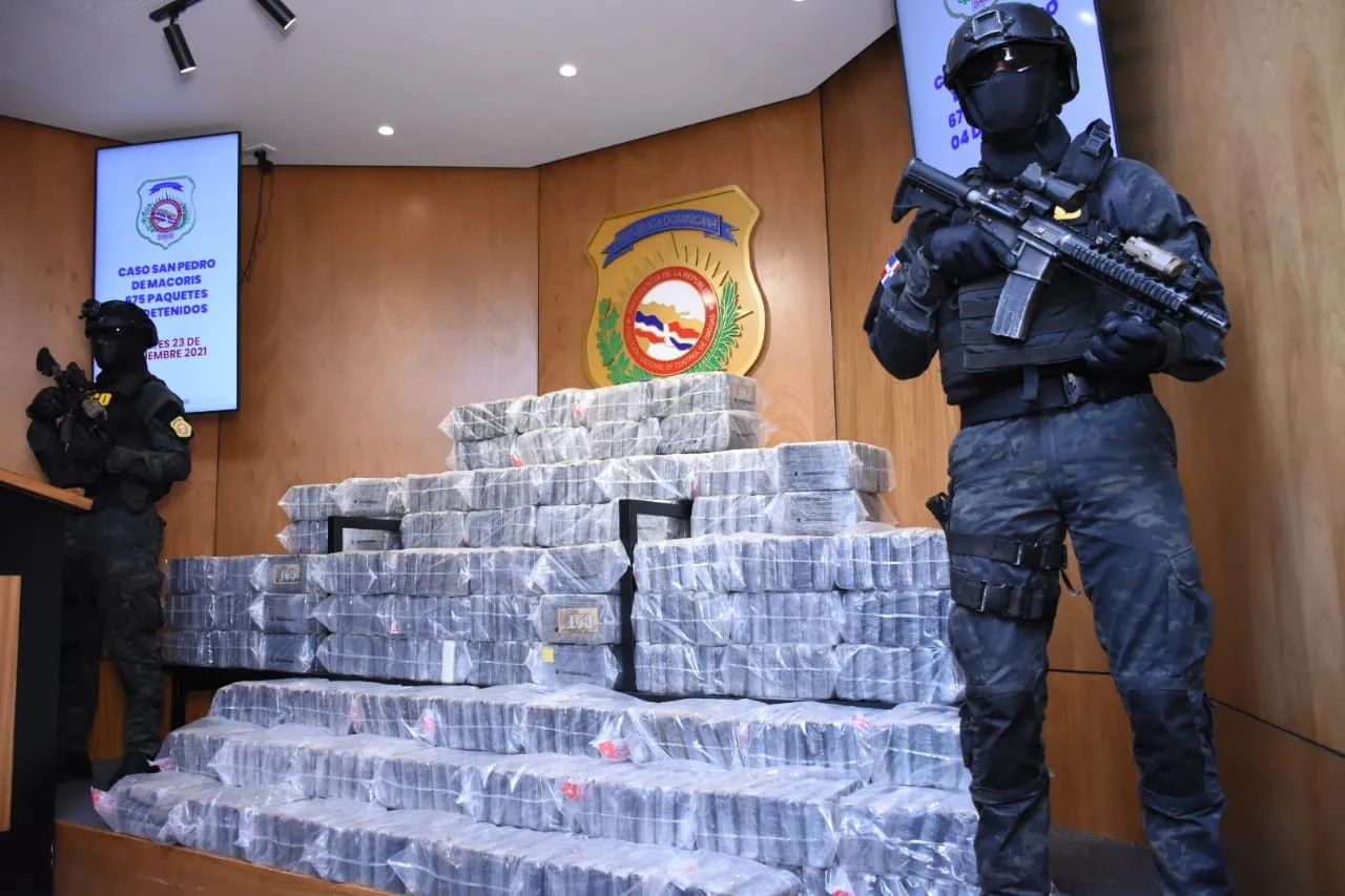 DNCD apresa a cuatro hombres y confisca 675 paquetes de cocaína en SPM