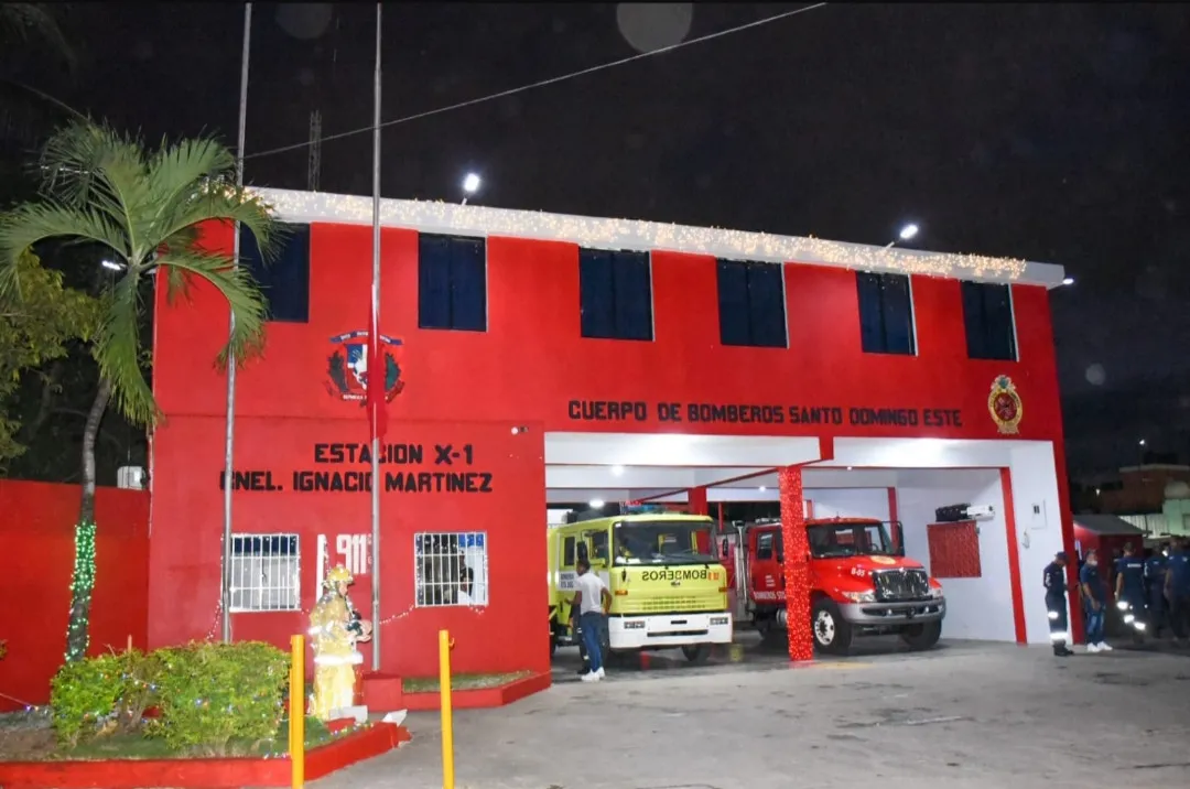 Alcalde entrega remozada estación de bomberos en Los Mina