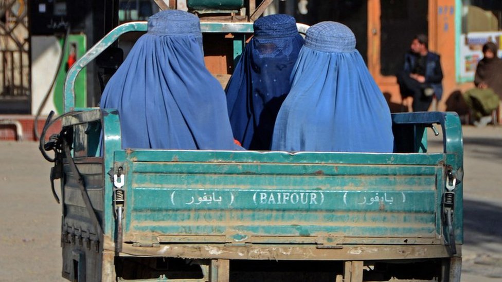 El Talibán prohíbe los viajes de larga distancia a las mujeres no acompañadas por hombres en Afganistán