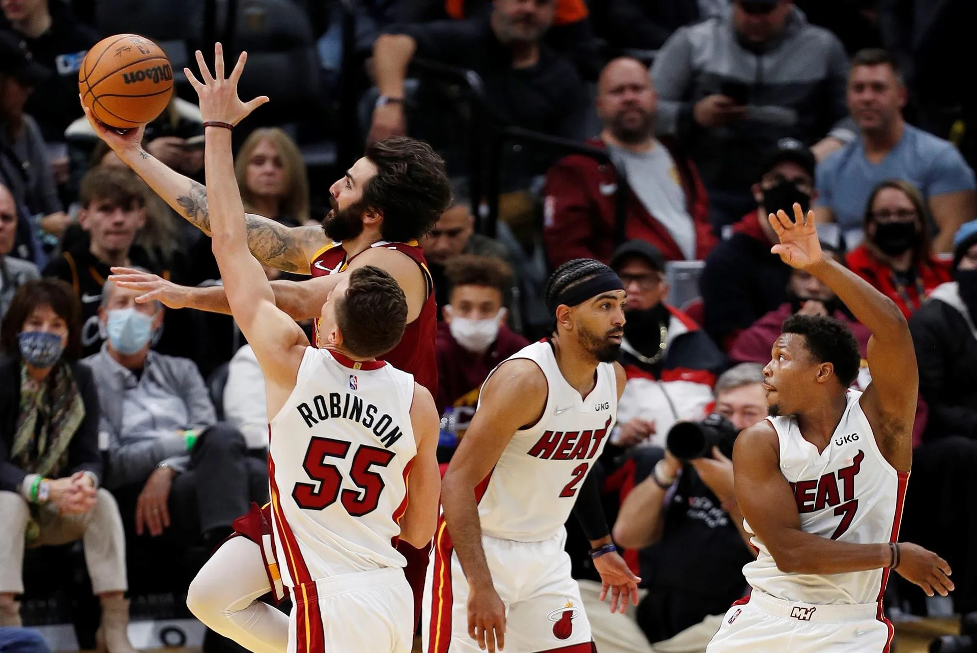 Los Bucks y los Suns tropiezan mientras que Warriors y Cavs suman