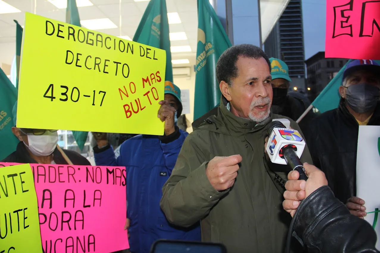 Alianza País protesta en Nueva York contra medidas de Luis Abinader sobre vuelos y devolución de US$10