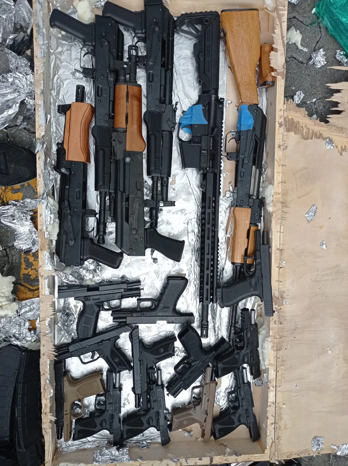 Autoridades militares confiscan cargamento de armas