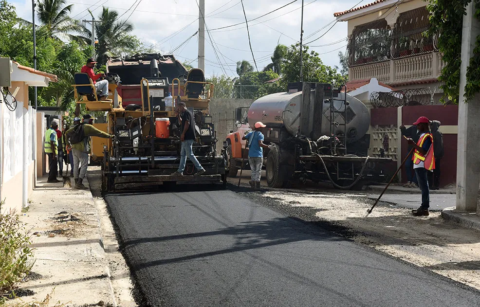 Ministro supervisa trabajos de asfaltado en Boca Chica