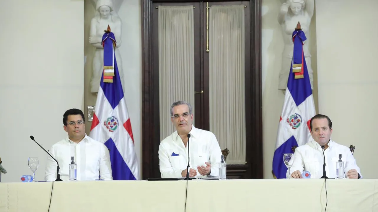 Abinader informa acuerdo para bajar precio a boletos áreos para dominicanos en EEUU