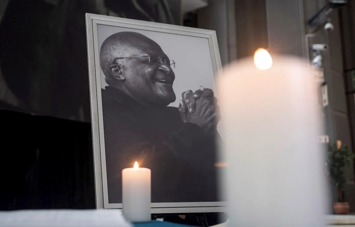 El papa recuerda el trabajo de Desmond Tutu para la igualdad racial en su Sudáfrica