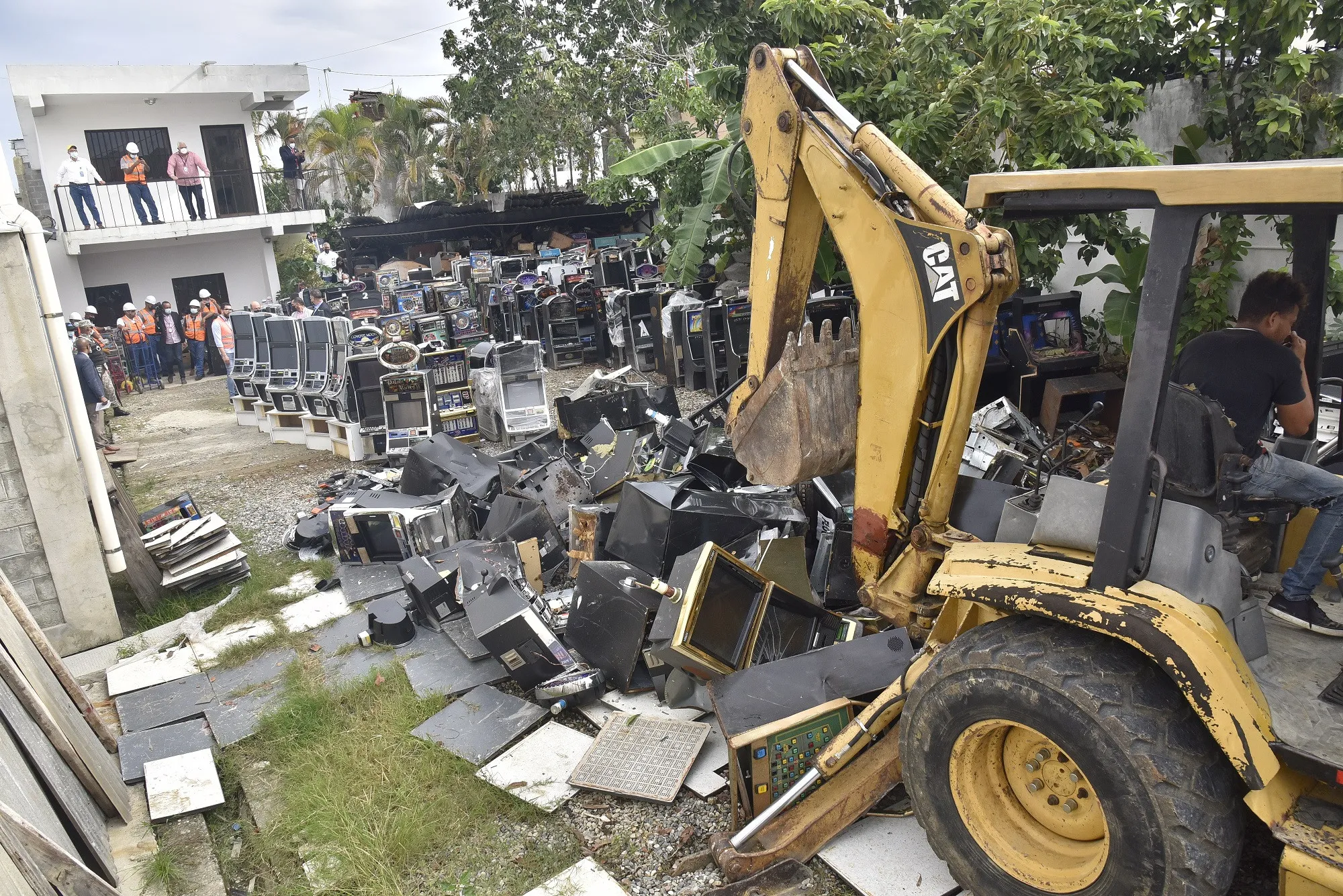 Ministerio de Hacienda destruye 4,462 máquinas tragamonedas