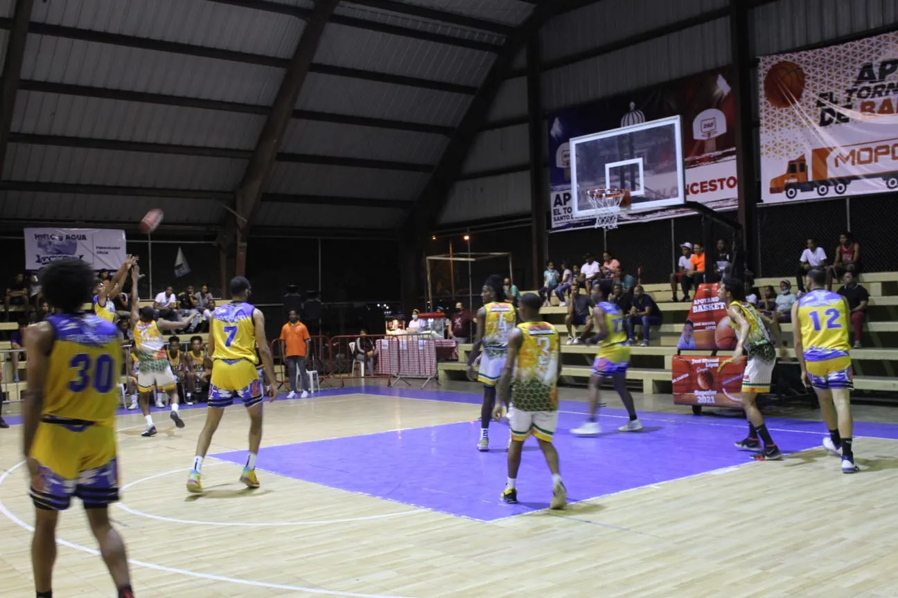 Regidor exhorta a ciudadanía apoyar torneo de baloncesto superior de SDN