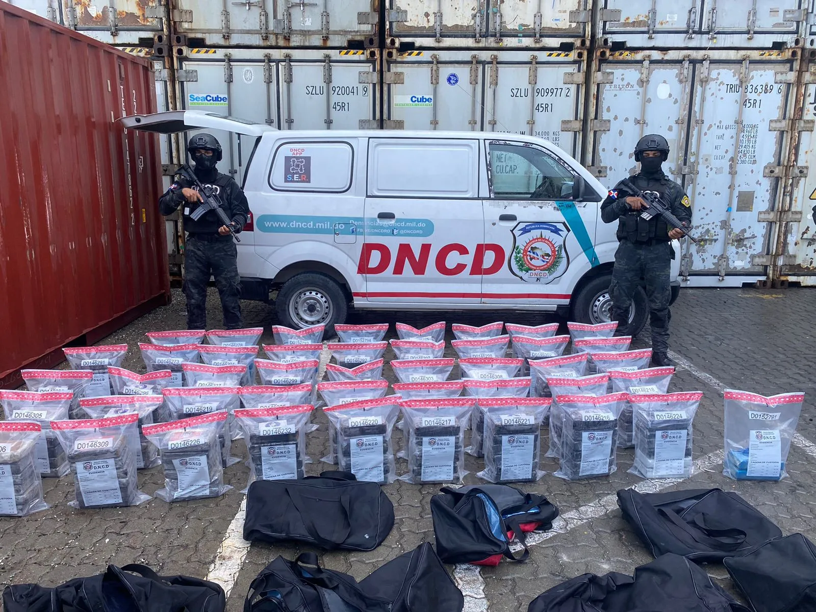 Agentes antinarcóticos confiscan 266 paquetes de cocaína 