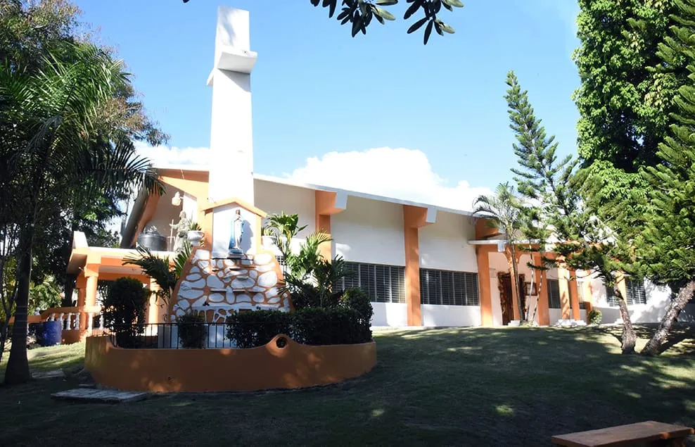 Obras Públicas remoza parroquia Santo Toribio de Los Ríos