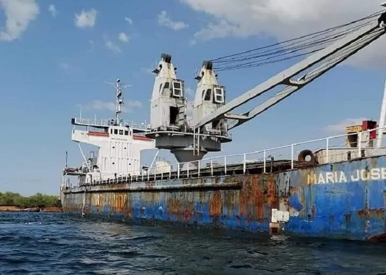 Retiran embarcación que amenazaba manglares en Manzanillo