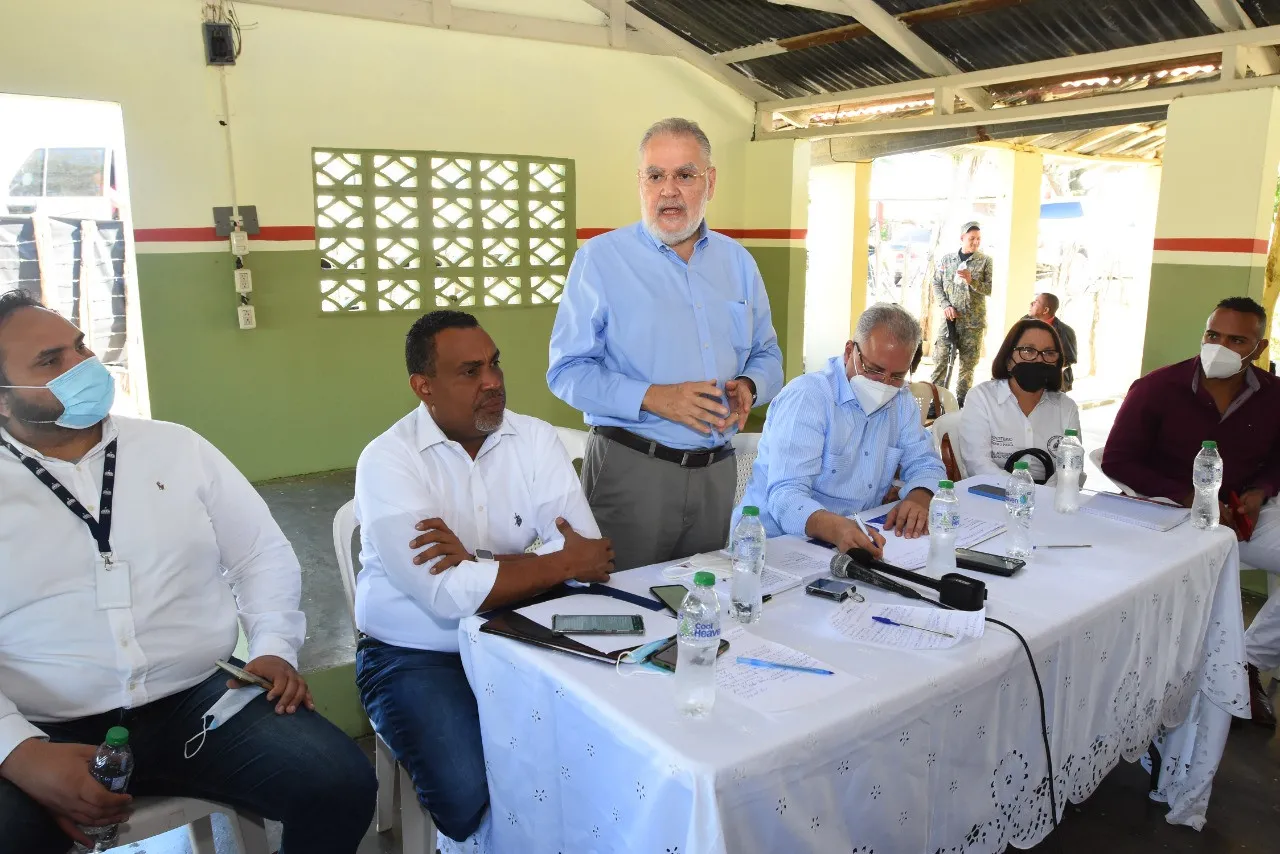 Gobierno presenta soluciones a las demandas de comunidades en torno a la presa de Guayubín