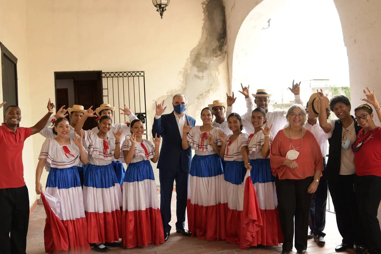 Ministro de Trabajo abre exposición bazar “Colores, Formas y Texturas”